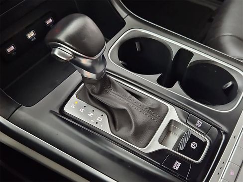 Used 2023 Kia Carnival LX image 32