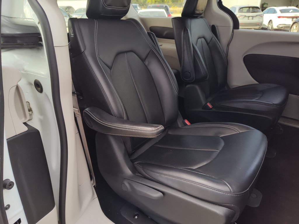 Used 2024 Chrysler Pacifica Limited FWD image 28