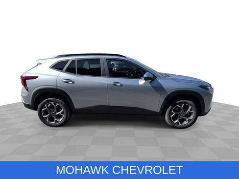 Certified 2025 Chevrolet Trax LT w/ LT Convenience Package FWD image 10