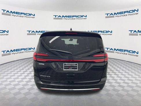 Used 2023 Chrysler Pacifica Touring-L FWD image 4