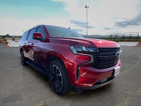Used 2023 Chevrolet Suburban RST w/ Luxury Package RWD image 2