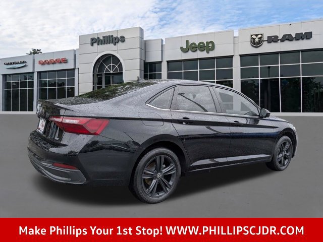 Used 2023 Volkswagen Jetta SE FWD image 3