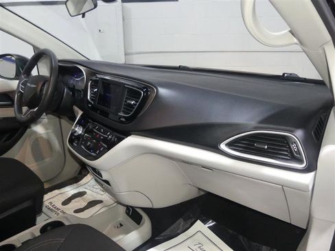 Used 2018 Chrysler Pacifica LX image 23