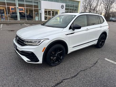Certified 2023 Volkswagen Tiguan SE R-Line image 3