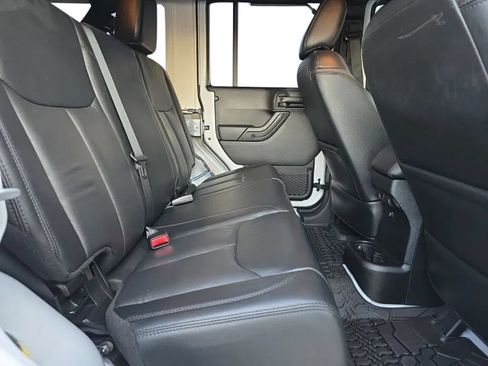 Used 2017 Jeep Wrangler Unlimited Sahara AWD/4WD image 16