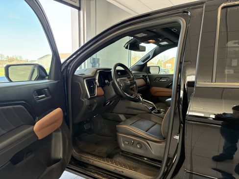 Used 2023 GMC Canyon AT4 w/ AT4 Premium Package image 9