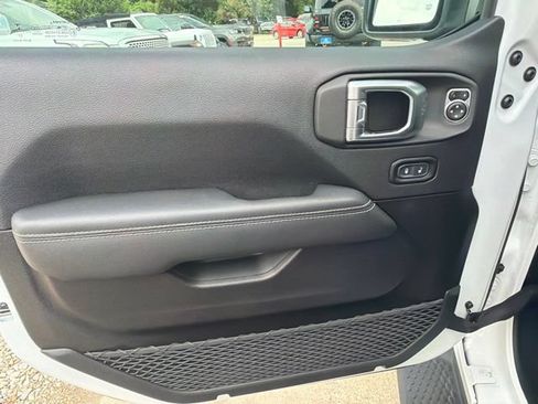 Used 2023 Jeep Wrangler Unlimited Sahara w/ Cold Weather Group AWD/4WD image 16