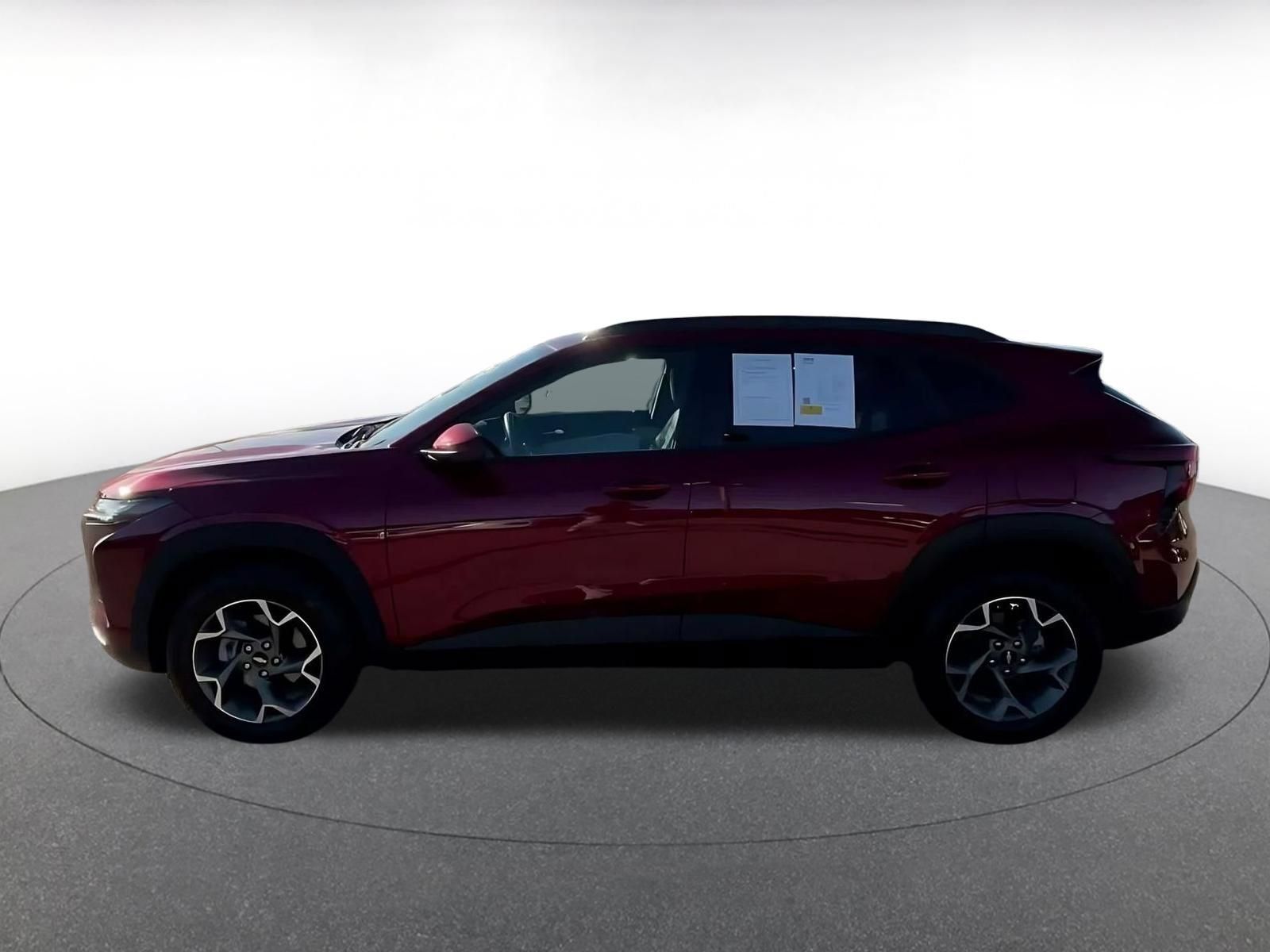 Used 2025 Chevrolet Trax LT FWD image 7