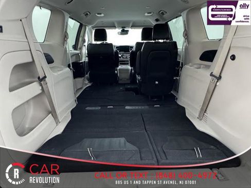 Used 2022 Chrysler Pacifica Touring-L image 7