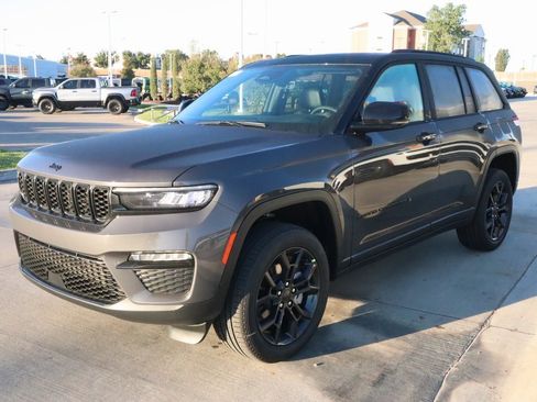 New 2025 Jeep Grand Cherokee Limited image 11
