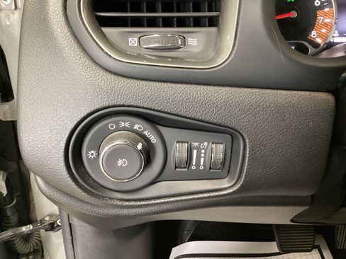 Used 2022 Jeep Renegade Limited AWD/4WD image 18