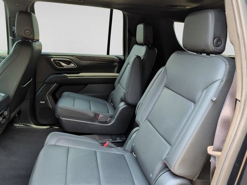 Used 2022 Chevrolet Suburban Z71 w/ Z71 Off-Road Package AWD/4WD image 31