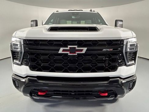 Used 2024 Chevrolet Silverado 2500 ZR2 w/ Technology Package AWD/4WD image 2