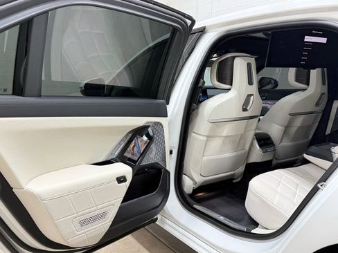 Used 2024 BMW 760i xDrive w/ Premium Package image 65