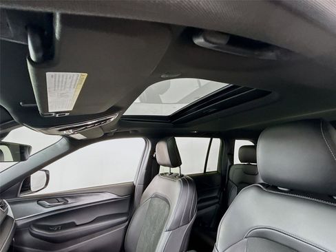 New 2025 Jeep Grand Cherokee Altitude image 16