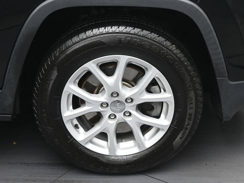 Used 2018 Jeep Cherokee Latitude w/ Safety Group AWD/4WD image 32