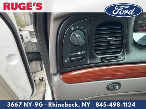 Used 2011 Ford Crown Victoria LX w/ Comfort Appearance Pkg RWD image 17