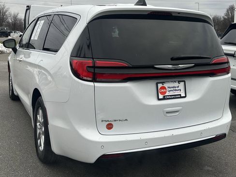 Used 2024 Chrysler Pacifica Touring-L image 3