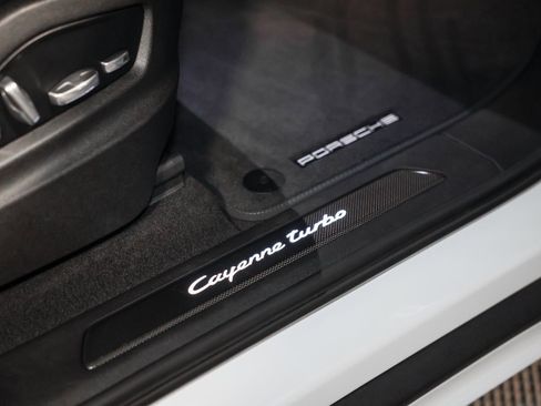 Used 2019 Porsche Cayenne Turbo w/ Sportdesign Package image 12
