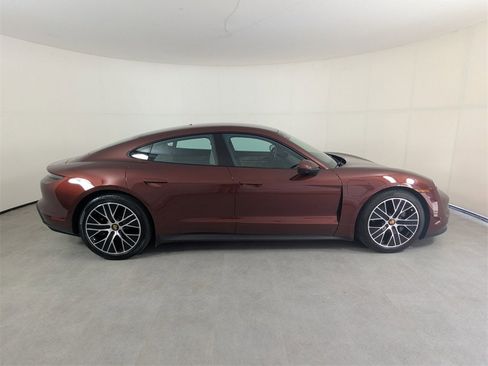 Used 2022 Porsche Taycan image 3