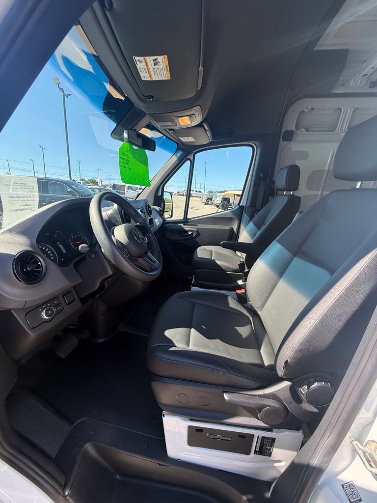 Used 2024 Mercedes-Benz Sprinter 2500 image 6
