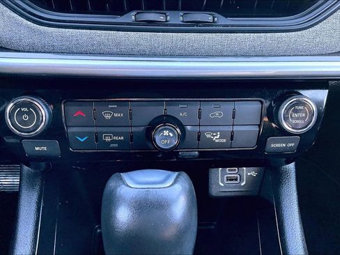 Used 2024 Jeep Compass Latitude image 31