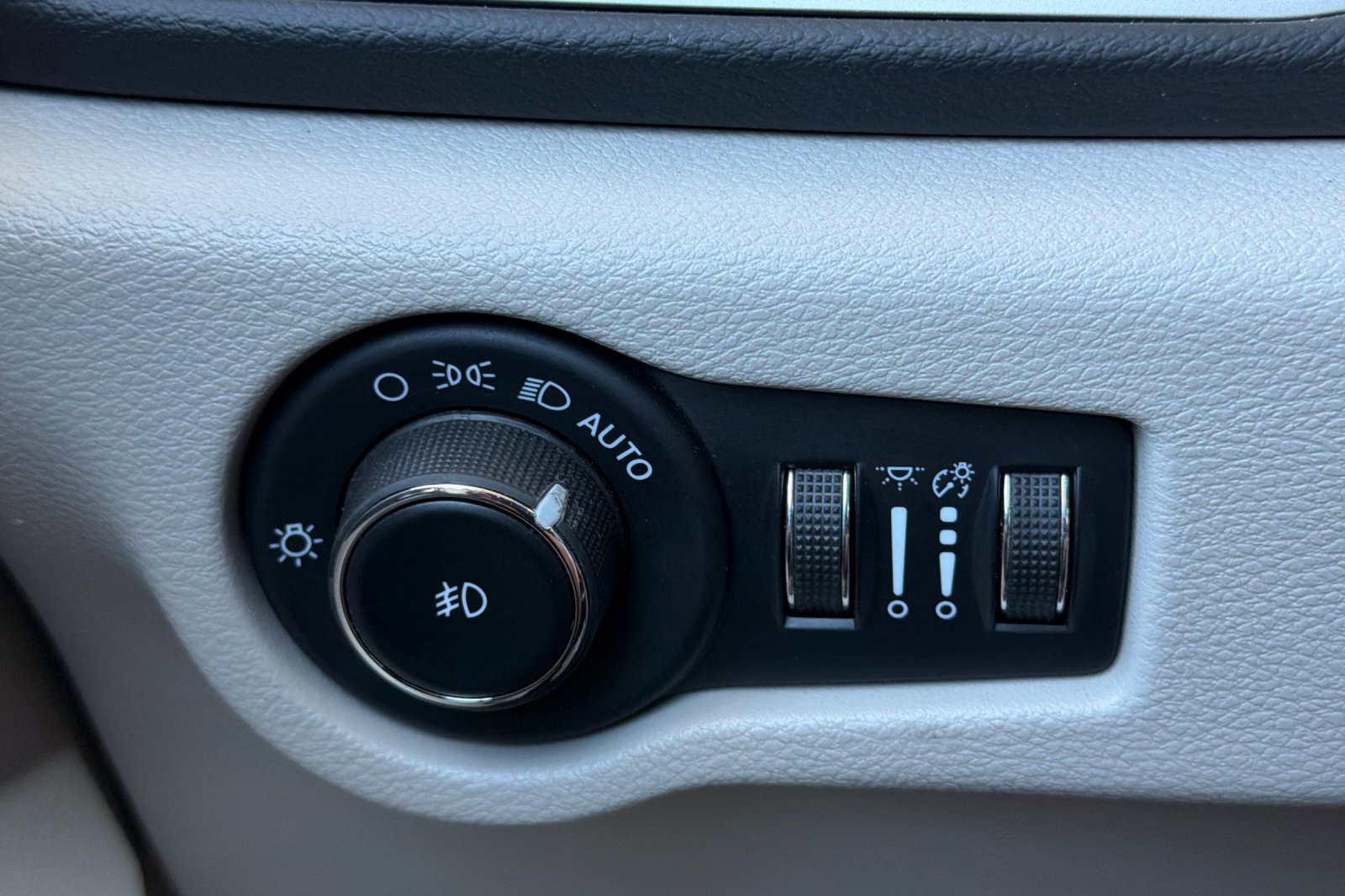 Used 2023 Chrysler Pacifica Touring-L FWD image 35