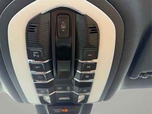 Used 2021 Porsche Macan S image 36