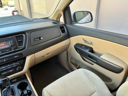 Used 2015 Kia Sedona LX w/ LX Convenience Package FWD image 17