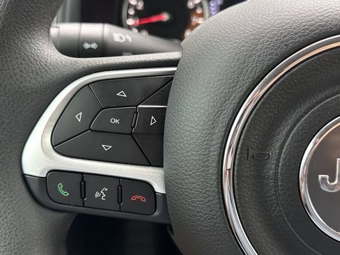 Used 2023 Jeep Renegade Latitude AWD/4WD image 18