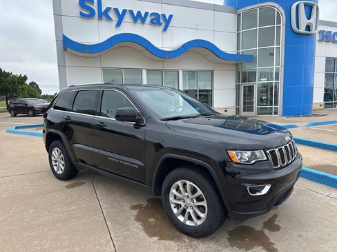 Used 2021 Jeep Grand Cherokee Laredo image 1
