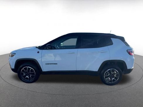 Used 2025 Jeep Compass Trailhawk image 9