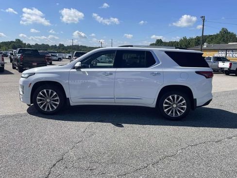 Used 2023 Chevrolet Traverse Premier FWD image 7