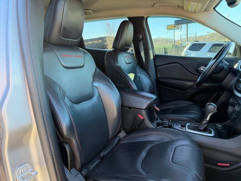 Used 2015 Jeep Cherokee Trailhawk w/ Comfort/Convenience Group image 27