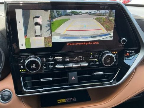 Used 2025 Toyota Highlander Platinum image 34