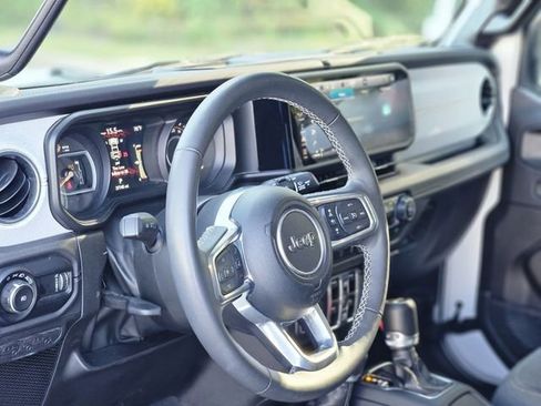 Used 2025 Jeep Wrangler Unlimited Sahara AWD/4WD image 12