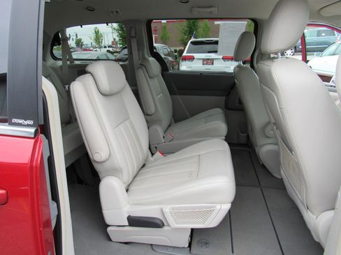 Used 2010 Chrysler Town & Country Touring FWD image 31
