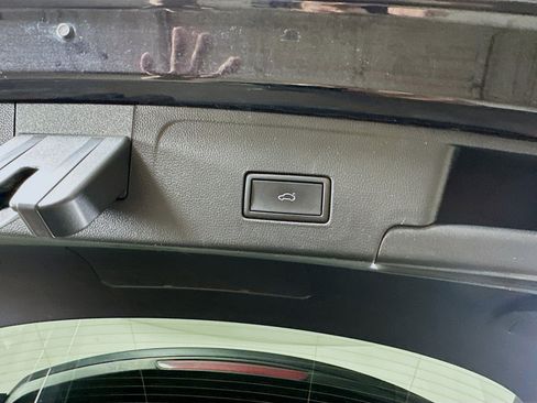 Used 2025 Volkswagen Atlas Cross Sport SE image 29