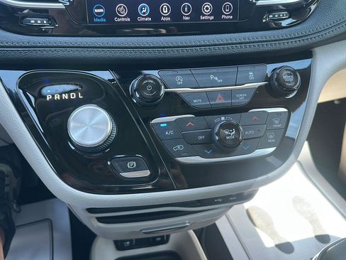 Used 2019 Chrysler Pacifica Limited FWD image 32