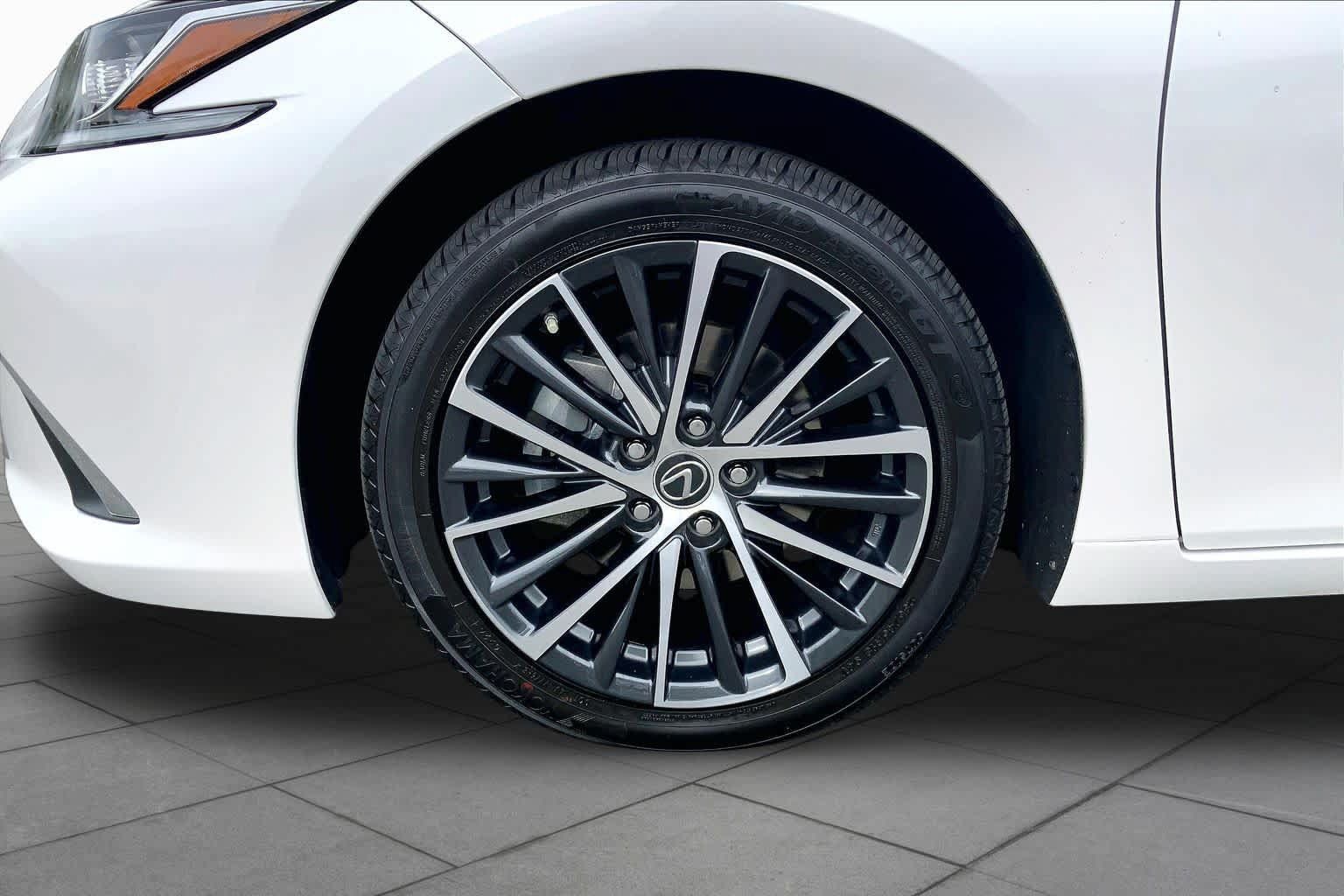 Used 2024 Lexus ES 350 w/ Premium Package FWD image 11
