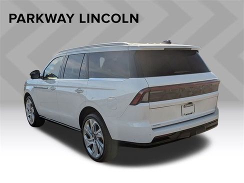 Used 2025 Lincoln Navigator Reserve image 7
