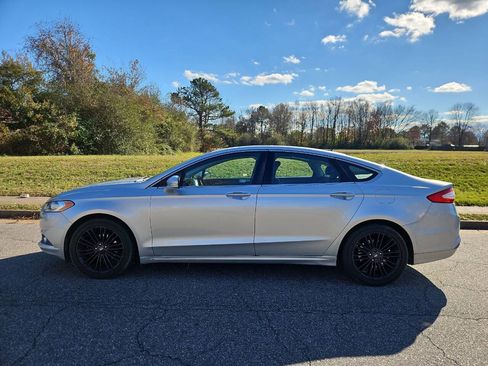Used 2013 Ford Fusion SE image 2