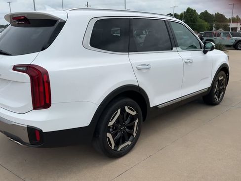 Used 2025 Kia Telluride S FWD image 9