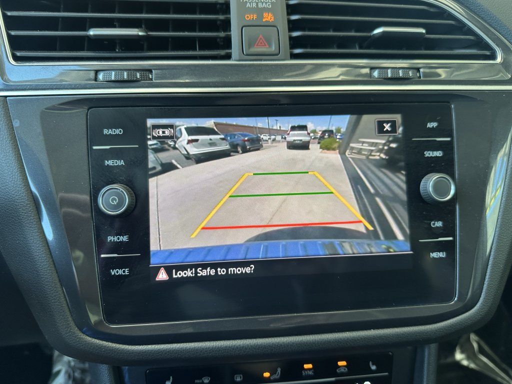 Used 2022 Volkswagen Tiguan SE w/ Panoramic Sunroof Package AWD/4WD image 17
