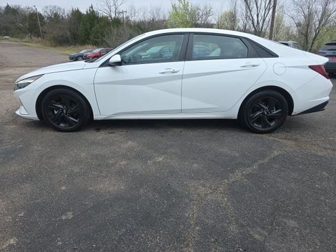 Used 2023 Hyundai Elantra SEL image 2