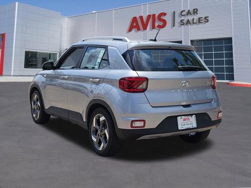 Used 2025 Hyundai Venue SEL FWD image 3