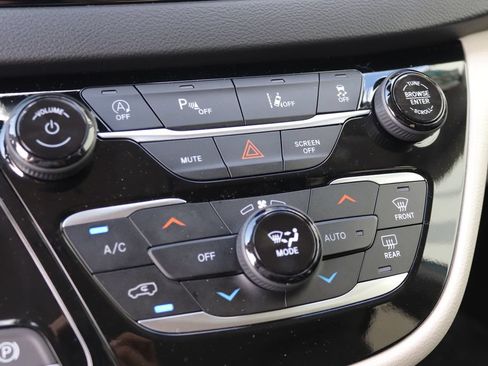 Used 2024 Chrysler Pacifica Touring-L FWD image 17