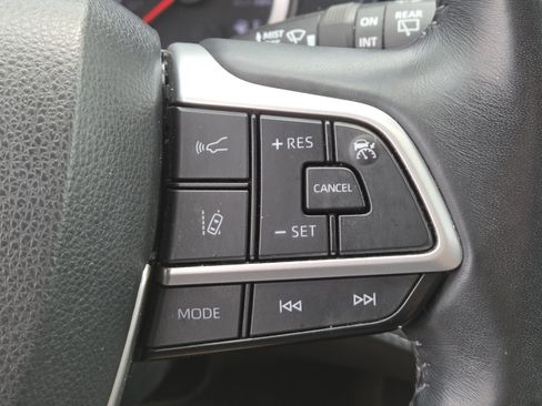 Used 2022 Toyota Highlander LE AWD/4WD image 7