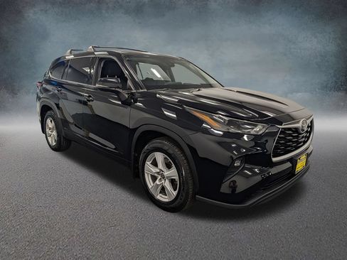 Used 2022 Toyota Highlander LE AWD/4WD image 3