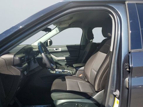 Used 2023 Ford Explorer XLT AWD/4WD image 9